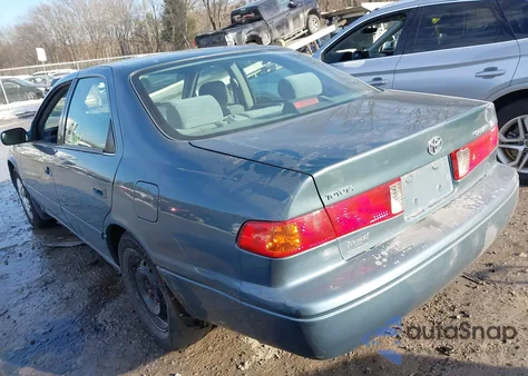 2001 Toyota Camry Le z USA, uszkodzony, nr VIN 4T1BG22KX1U767679